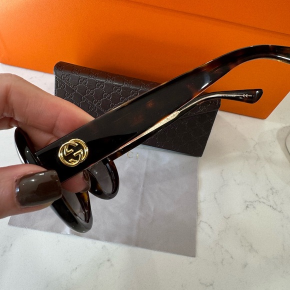 Gucci Round Havana Oversized Sunglasses - Picture 4 of 7